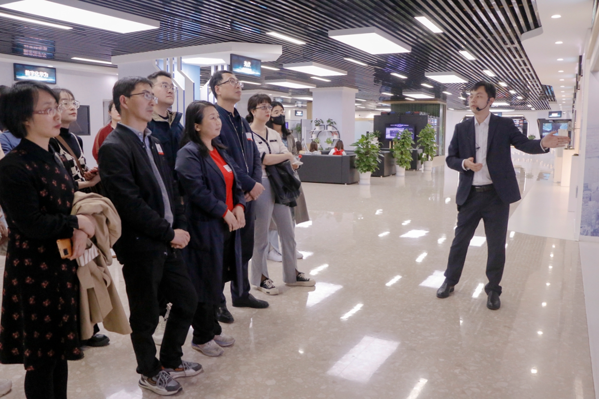 工作人员讲解华为公司365 周子恒摄