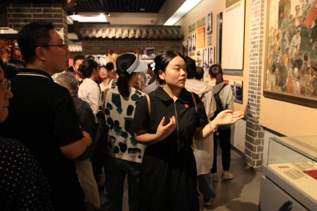 实践队员秦康怡讲解金寨革命史实(通讯员 姜子岳 摄)