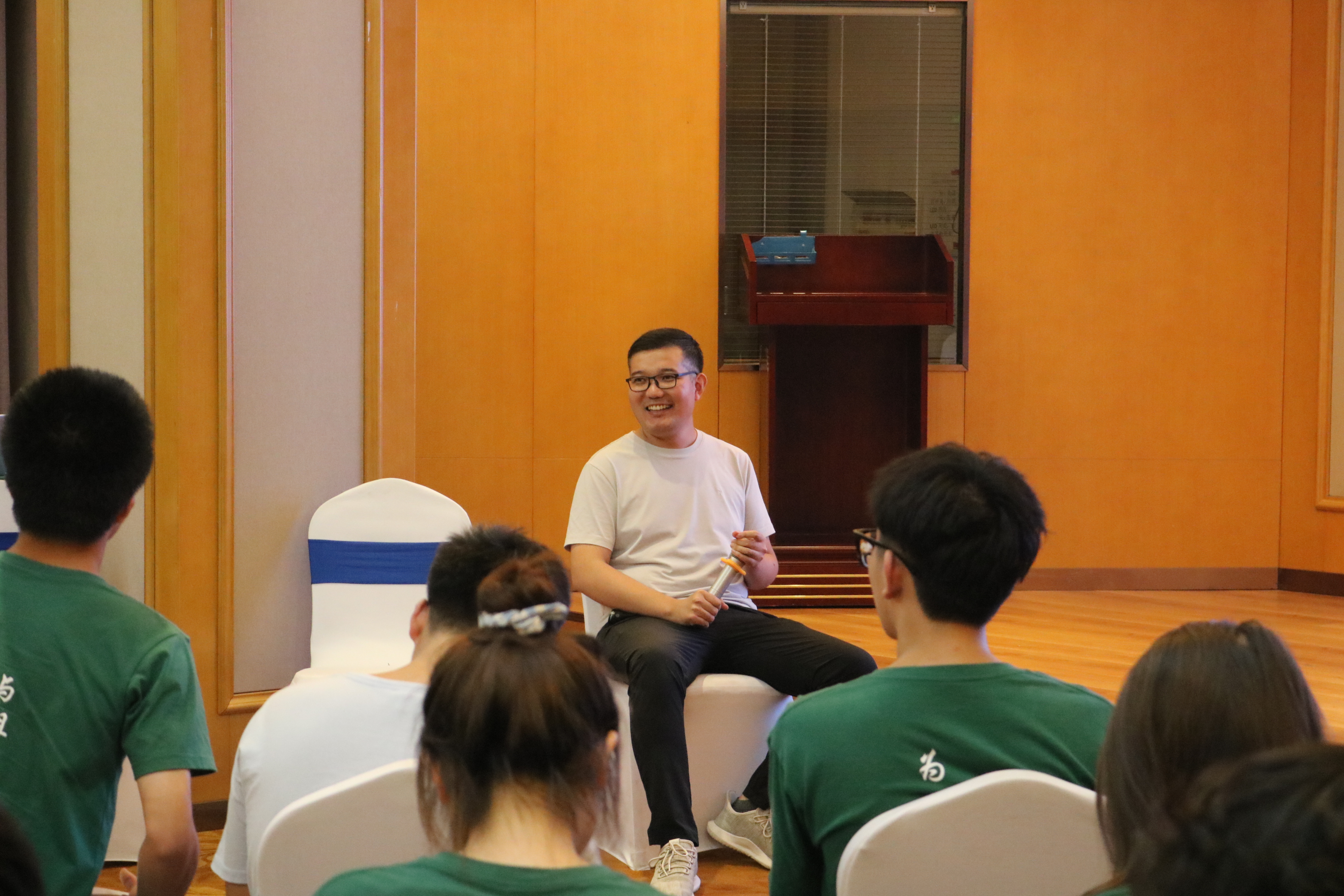 365英国上市公司教师王亚奇与同学们漫谈红色基因（通讯员 余梓源 摄）