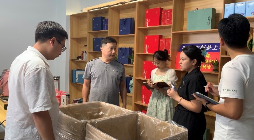 实践团队在电商企业考察交流(通讯员 白双 摄)