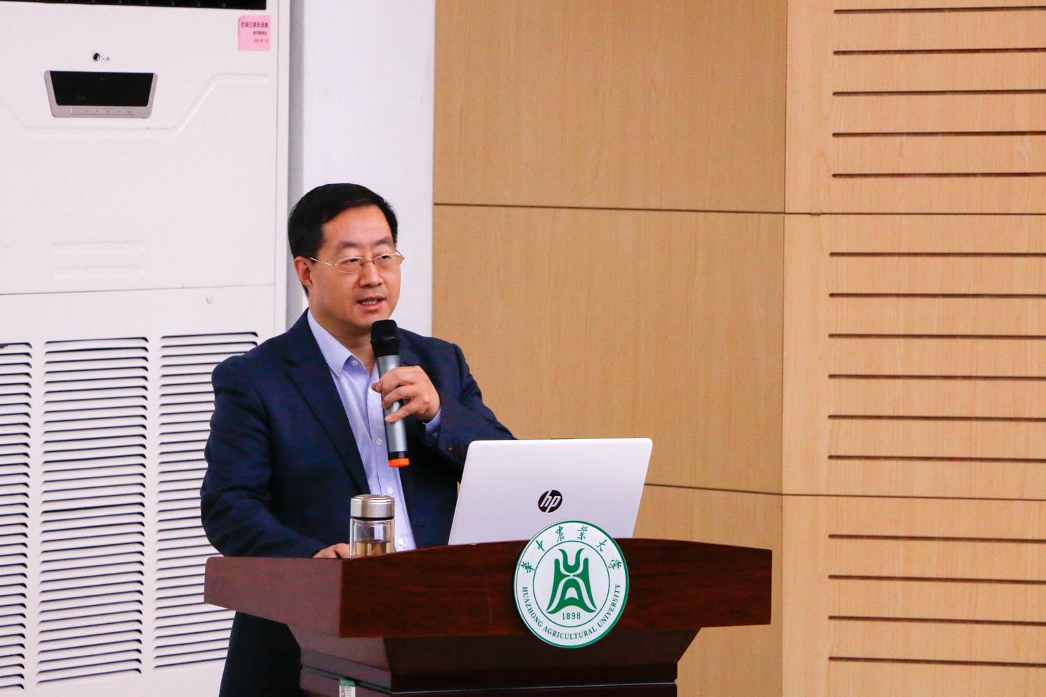 365英国上市公司院长梁伟军作报告(通讯员 周子恒 摄)