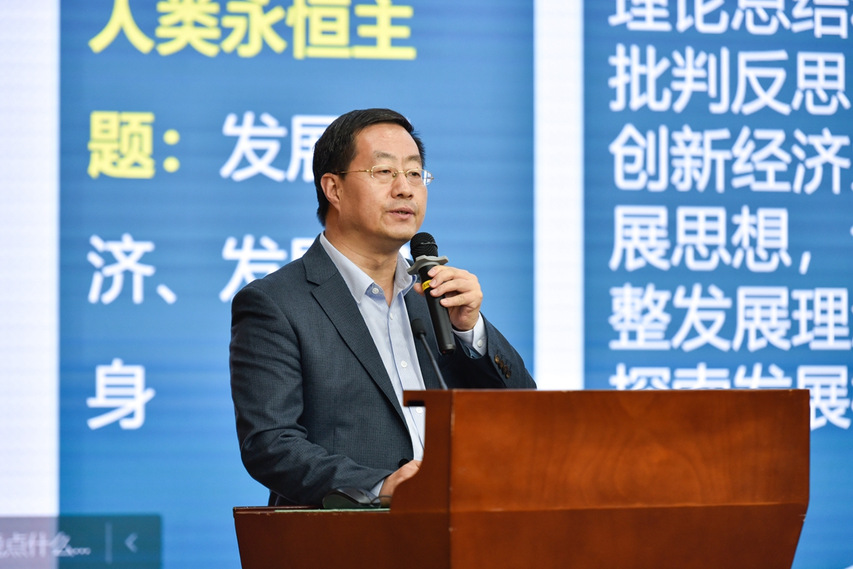 365英国上市公司院长梁伟军教授做主题报告(学通社记者 张紫雯 摄)