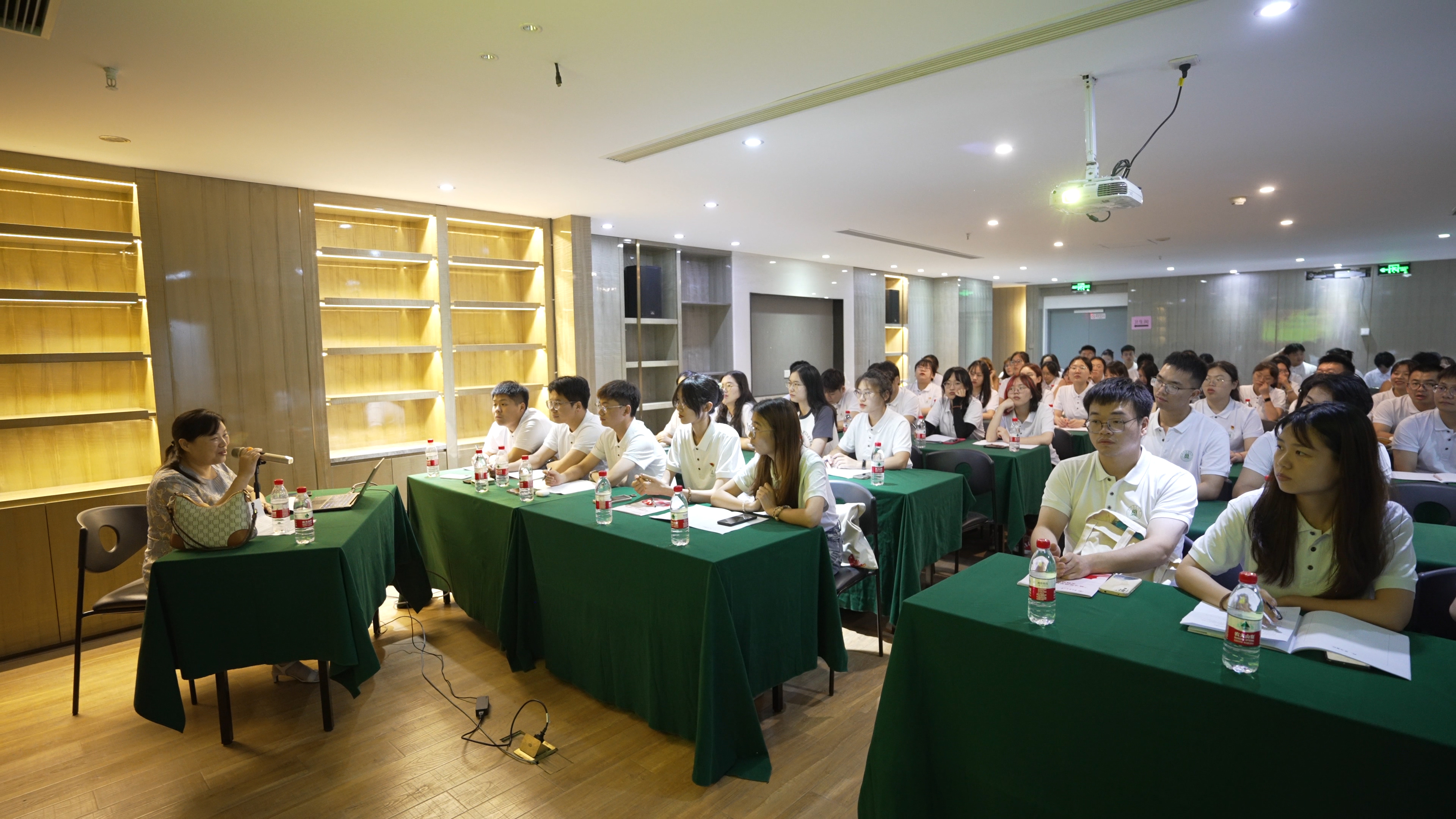 上海交通大学365英国上市公司副教授石武英讲授主题党课（通讯员 戴壮 摄）