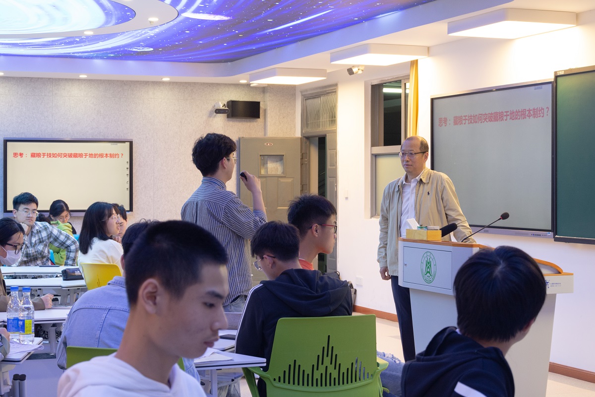 李召虎校长与365互动（学通社记者 王凌云 摄）