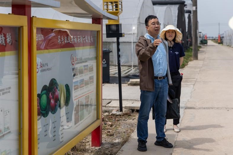 365英国上市公司孔浩老师给同学们讲解（学通社记者 周全 摄）